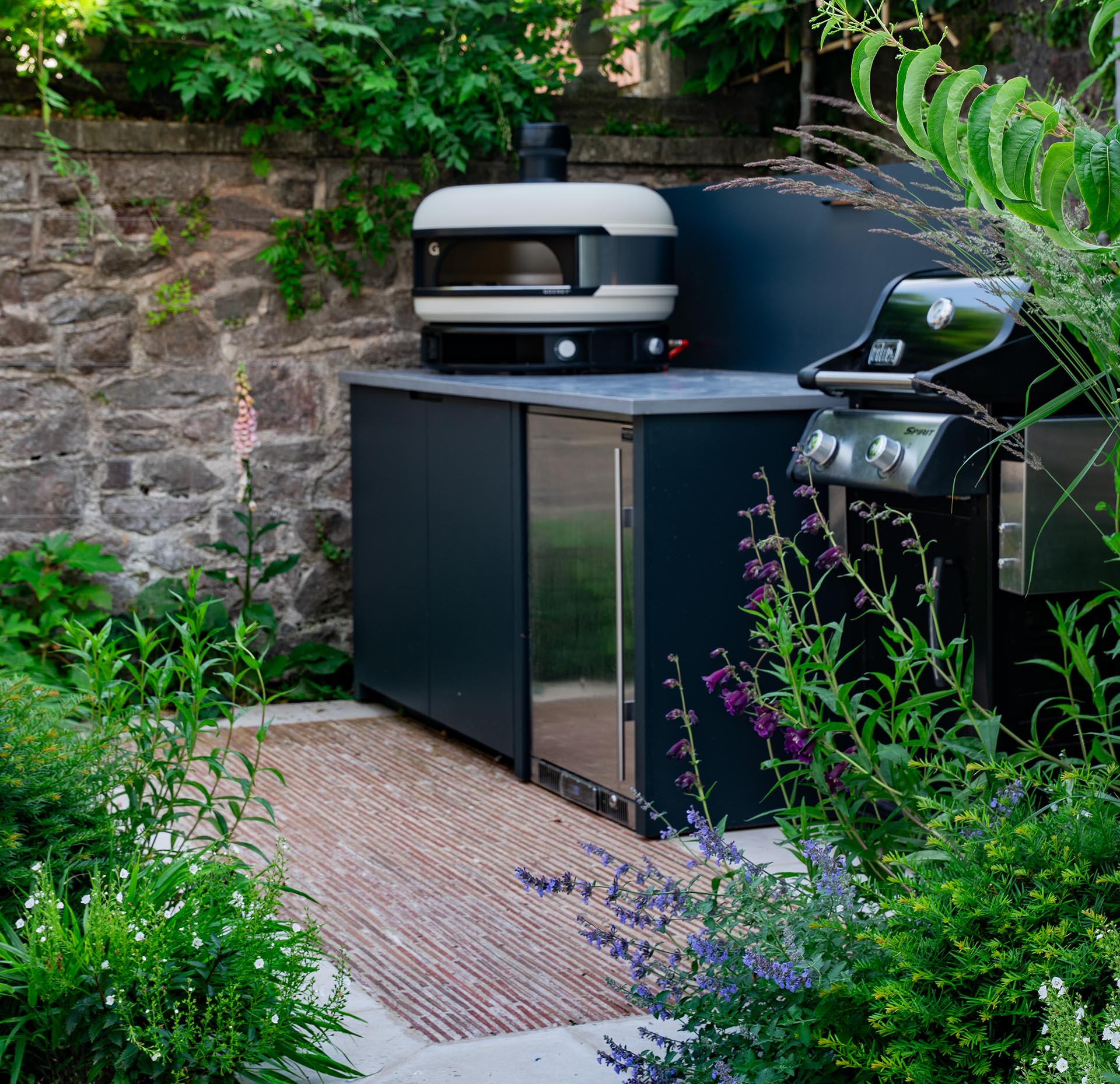 outdoor kitchen with linium brick paving by Artisan Landscapes